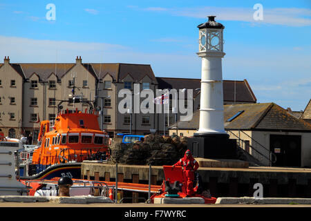 RNLI-Rettungsboot und Leuchtturm The Basin Kirkwall Hafen Orkneyinseln Schottland UK Stockfoto