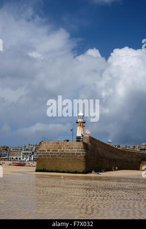 St. Ives, Cornwall, UK: Smeaton Leuchtturm und Mole vom Hafen Strand Stockfoto