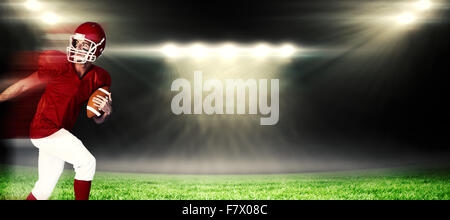 Zusammengesetztes Bild des Rugby-Spieler hält den Ball und ein Blick hinter Stockfoto