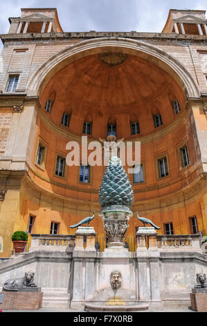 Fontana della Pigna im Petersdom, Vatikan Stockfoto