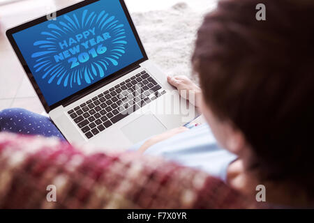 Zusammengesetztes Bild der schwangeren Frau, die mit ihrem laptop Stockfoto