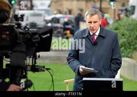 Dermot Murnaghan, SKY News-Moderatorin, am College Green, Westminster während der parlamentarischen Debatte über die Bombardierung von Syrien, 2. Dez 20 Stockfoto