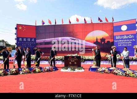 (151203)--VIENTIANE, 3. Dezember 2015 (Xinhua)--Zhang Dejiang (5 L), Vorsitzender des ständigen Ausschusses China besuchen der nationalen Volksarmee Kongress- und Lao Präsident Choummaly Sayasone (3. R) den erste Spatenstich für den Bau des Projekts Bahn China-Laos in Vientiane, Laos, 2. Dezember 2015 zu besuchen. (Xinhua/Rao Aimin) (Angeles) Stockfoto