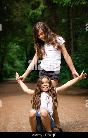 Zwei Mädchen im freien Flickschusterei Stockfoto