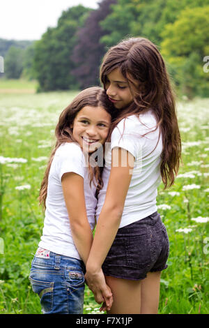 Porträt von zwei lächelnde Mädchen Hand in Hand auf dem Lande Stockfoto