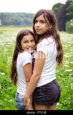 Porträt von zwei Mädchen Hand in Hand auf dem Lande Stockfoto