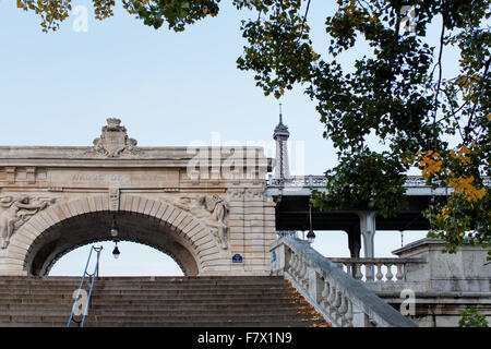 Eiffelturm gesehen von Bir-Hakeim-Brücke, Paris, Frankreich Stockfoto