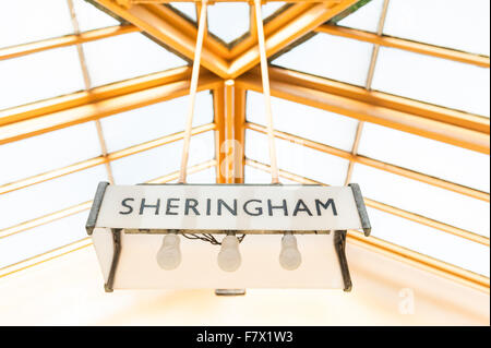 Schild am Sheringham Bahnhof, Norfolk, England. Stockfoto