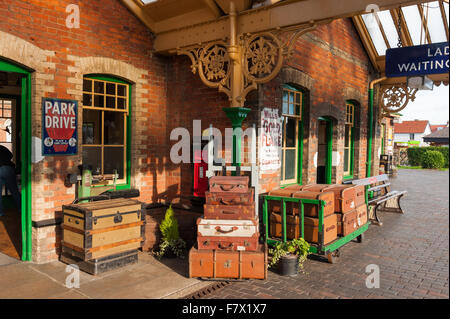 Gepäck und Fälle auf Plattform Sheringham Bahnhof, Norfolk, England. Stockfoto