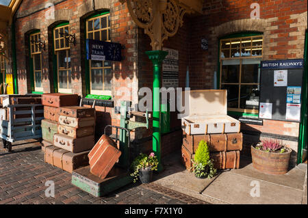 Gepäck auf Plattform am Bahnhof Sheringham, Norfolk, England. Stockfoto