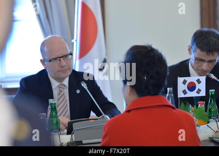 Prag, Tschechische Republik. 3. Dezember 2015. Der tschechische Ministerpräsident Bohuslav Sobotka trifft südkoreanischen Präsidenten Park Geun-Hye vor Gipfel der vier Visegrad (Tschechische Republik, Ungarn, Polen und Slowakei) und Südkorea in Prag, Tschechische Republik, 3. Dezember 2015. © Michal Dolezal/CTK Foto/Alamy Live-Nachrichten Stockfoto