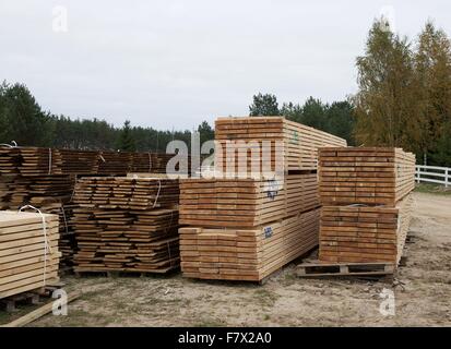 Holzplatten in des Erbauers Hof, Litauen Stockfoto