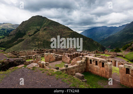 Ansicht der Inka-Ruinen in der Nähe der Stadt von Pisac im Heiligen Tal, Peru Stockfoto