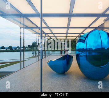 Glaspavillon mit Jeff Koons-Skulptur. Insel-Pavillon und Steg, High Wycombe, Vereinigtes Königreich. Architekt: Snell Asso- Stockfoto