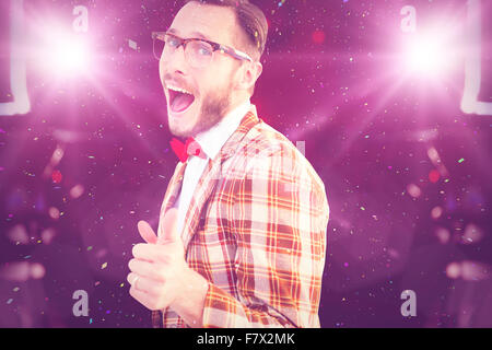 Zusammengesetztes Bild geeky Hipster auf Kamera zeigen Stockfoto