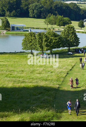 Fernen Höhe des Glas-Pavillon im Park und Besucher. Insel-Pavillon und Steg, High Wycombe, Vereinigtes Königreich. Architektur Stockfoto