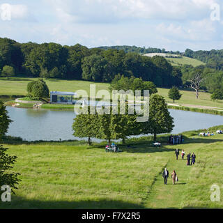 Fernen Höhe des Glas-Pavillon im Park mit den Besuchern. Insel-Pavillon und Steg, High Wycombe, Vereinigtes Königreich. Archite Stockfoto