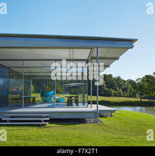 Glaspavillon mit Jeff Koons-Skulptur. Insel-Pavillon und Steg, High Wycombe, Vereinigtes Königreich. Architekt: Snell Asso- Stockfoto