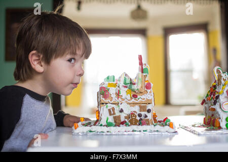 Seitenansicht des jungen Blick auf Lebkuchen Häuser Stockfoto