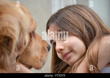 Mädchen betrachten ihre golden Retriever Hund Stockfoto