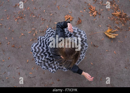 Draufsicht auf ein Mädchen drehte sich um Stockfoto