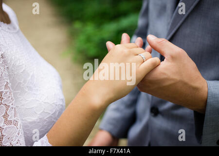 Verheiratetes Paar Hand in Hand, zeigt Ehering Stockfoto
