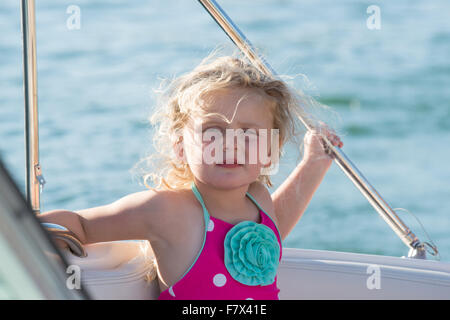 Mädchen auf einem Segelboot Stockfoto