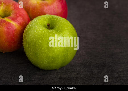 Gruppe von frischen grünen und roten Äpfeln. Stockfoto