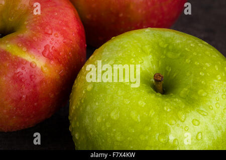 Gruppe von frischen grünen und roten Äpfeln. Stockfoto