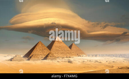 Dramatische Gewitterwolke über Pyramiden, Gizeh, Ägypten Stockfoto