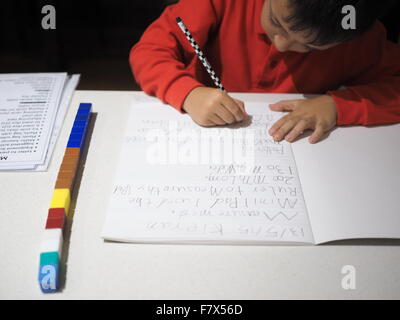 Junge Mathe-Hausaufgaben Stockfoto