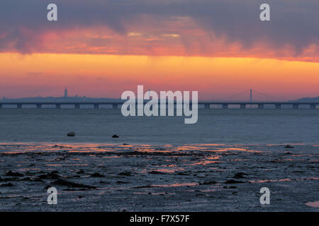 Cristo Rei Statue und die zwei Brücken von Lissabon über den Fluss Tejo, Lissabon, Portugal Stockfoto