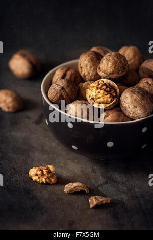 Walnüsse in einer Schüssel Stockfoto