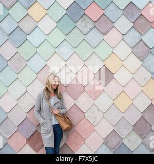 Frau stand neben einer bunten Wand Stockfoto