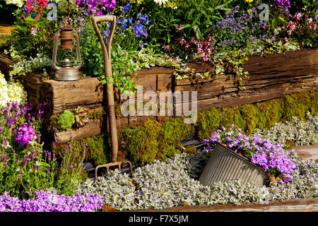 Nahaufnahme der Schaugarten bei RHS Tatton Flower Show in der Nähe von Manchester England UK mit Gabel und Blumen in Hochbeeten aus Holz Stockfoto