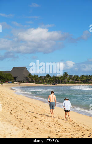 Paare, die auf Natadola Strand, Viti Levu, Fidschi Stockfoto