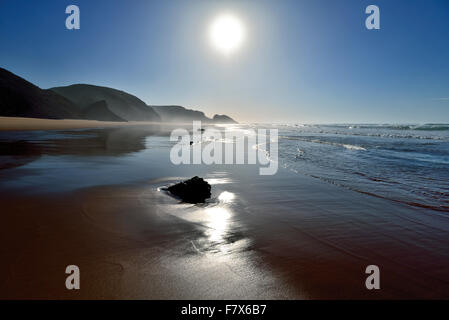 Portugal, Algarve: Malerische Strand gegen die Sonne fotografiert Stockfoto