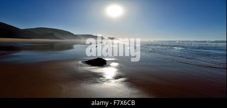 Portugal, Algarve: Panorama Strand-Szene, die gegen die Sonne fotografiert Stockfoto