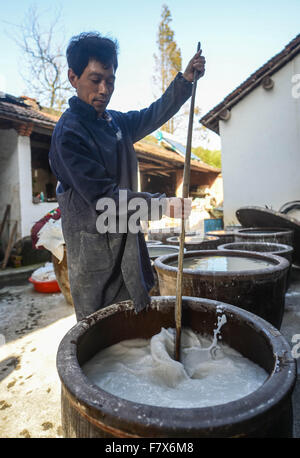 Huzhou, China Zhejiang Provinz. 3. Dezember 2015. Ein Dorfbewohner bereiten, Sweet Potato Starch Nudeln in Huzhou, Ost-China Zhejiang Provinz, 3. Dezember 2015 zu machen. Dorfbewohner haben eine Tradition der Trocknung Sweet Potato Starch Nudeln und Fisch während der Erntezeit im Dezember. © Xu Yu/Xinhua/Alamy Live-Nachrichten Stockfoto