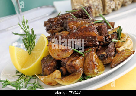 Gegrilltes Schweinefleisch Rippen, mariniert in Tee, Zwiebeln und Knoblauch Stockfoto