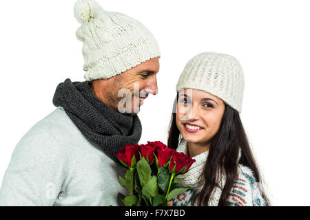 Lächelnde paar hält Rosen Stockfoto