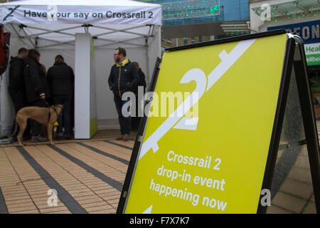 Wimbledon, London, UK. 3. Dezember 2015. Mitglieder der Öffentlichkeit sind eingeladen, im Rahmen einer Konsultation für eine vorgeschlagene Crossrail 2 Route dienen im Süd-Osten von London, Rückgang in Wimbledon vorgeschlagene Verknüpfung von Surrey, Hertfordshire über zentrale London bis 2030 mit einem neuen Crossrail 2 Bahnhof fertig gestellt werden. Bildnachweis: Amer Ghazzal/Alamy Live-Nachrichten Stockfoto