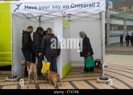 Wimbledon, London, UK. 3. Dezember 2015. Mitglieder der Öffentlichkeit sind eingeladen, im Rahmen einer Konsultation für eine vorgeschlagene Crossrail 2 Route dienen im Süd-Osten von London, Rückgang in Wimbledon vorgeschlagene Verknüpfung von Surrey, Hertfordshire über zentrale London bis 2030 mit einem neuen Crossrail 2 Bahnhof fertig gestellt werden. Bildnachweis: Amer Ghazzal/Alamy Live-Nachrichten Stockfoto