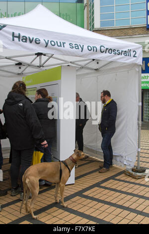 Wimbledon, London, UK. 3. Dezember 2015. Mitglieder der Öffentlichkeit sind eingeladen, im Rahmen einer Konsultation für eine vorgeschlagene Crossrail 2 Route dienen im Süd-Osten von London, Rückgang in Wimbledon vorgeschlagene Verknüpfung von Surrey, Hertfordshire über zentrale London bis 2030 mit einem neuen Crossrail 2 Bahnhof fertig gestellt werden. Bildnachweis: Amer Ghazzal/Alamy Live-Nachrichten Stockfoto