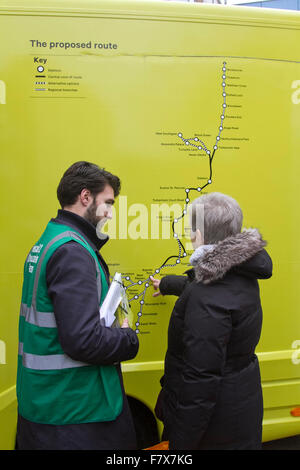 Wimbledon, London, UK. 3. Dezember 2015. Mitglieder der Öffentlichkeit sind eingeladen, im Rahmen einer Konsultation für eine vorgeschlagene Crossrail 2 Route dienen im Süd-Osten von London, Rückgang in Wimbledon vorgeschlagene Verknüpfung von Surrey, Hertfordshire über zentrale London bis 2030 mit einem neuen Crossrail 2 Bahnhof fertig gestellt werden. Bildnachweis: Amer Ghazzal/Alamy Live-Nachrichten Stockfoto