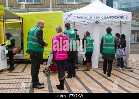 Wimbledon, London, UK. 3. Dezember 2015. Mitglieder der Öffentlichkeit sind eingeladen, im Rahmen einer Konsultation für eine vorgeschlagene Crossrail 2 Route dienen im Süd-Osten von London, Rückgang in Wimbledon vorgeschlagene Verknüpfung von Surrey, Hertfordshire über zentrale London bis 2030 mit einem neuen Crossrail 2 Bahnhof fertig gestellt werden. Bildnachweis: Amer Ghazzal/Alamy Live-Nachrichten Stockfoto