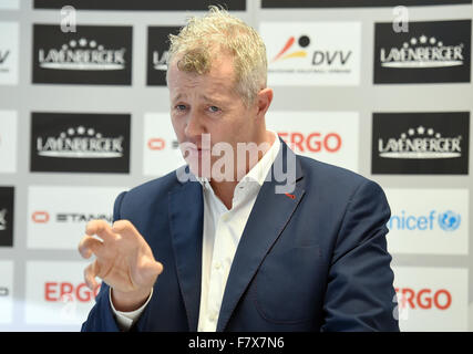 Berlin, Deutschland. 3. Dezember 2015. Lebenswichtige Heynen, Trainer der deutschen Volleyball-Nationalmannschaft, liefert Bemerkungen im Rahmen einer Pressekonferenz auf der Olympia-Qualifikation ab Bj. 05, 10. Januar 2016, in Berlin, Deutschland, 3. Dezember 2015. Foto: BRITTA PEDERSEN/Dpa/Alamy Live News Stockfoto