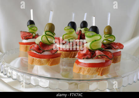 CANape Baguette mit Salami auf einem Glassockel Stockfoto