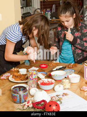 Der lustige Teil. Nach der Arbeit hart zusammen, diese beiden Schwestern jetzt bekommen, den Spaß zu tun Teil Lebkuchen - die Verzierung zu machen. Stockfoto