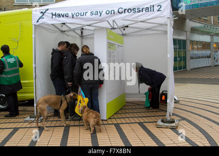 Wimbledon, London, UK. 3. Dezember 2015. Mitglieder der Öffentlichkeit sind eingeladen, im Rahmen einer Konsultation für eine vorgeschlagene Crossrail 2 Route dienen im Süd-Osten von London, Rückgang in Wimbledon vorgeschlagene Verknüpfung von Surrey, Hertfordshire über zentrale London bis 2030 mit einem neuen Crossrail 2 Bahnhof fertig gestellt werden. Bildnachweis: Amer Ghazzal/Alamy Live-Nachrichten Stockfoto